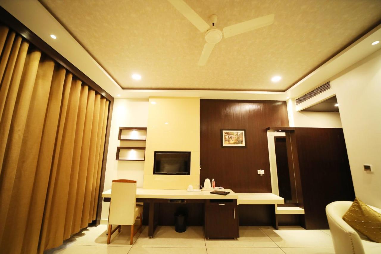 Hotel Panchsheel Ayodhya ภายนอก รูปภาพ